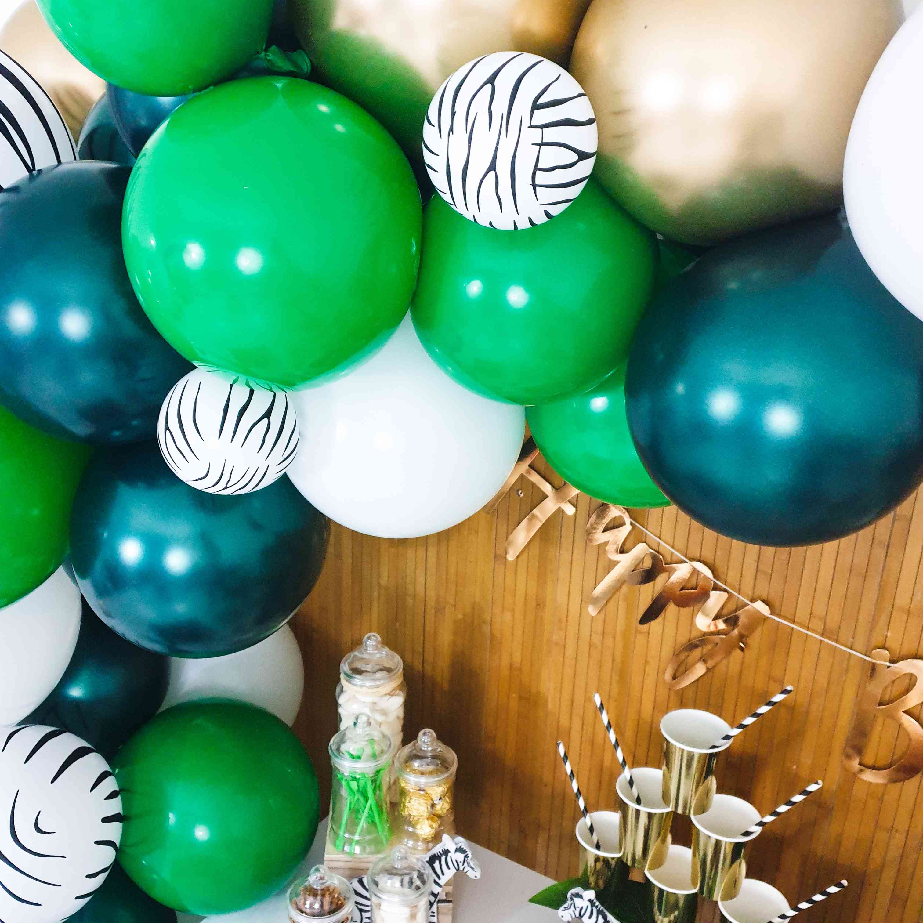 anniversaire jungle party organisé avec une décoration tendance et une belle guirlande de ballons organiques XXL.